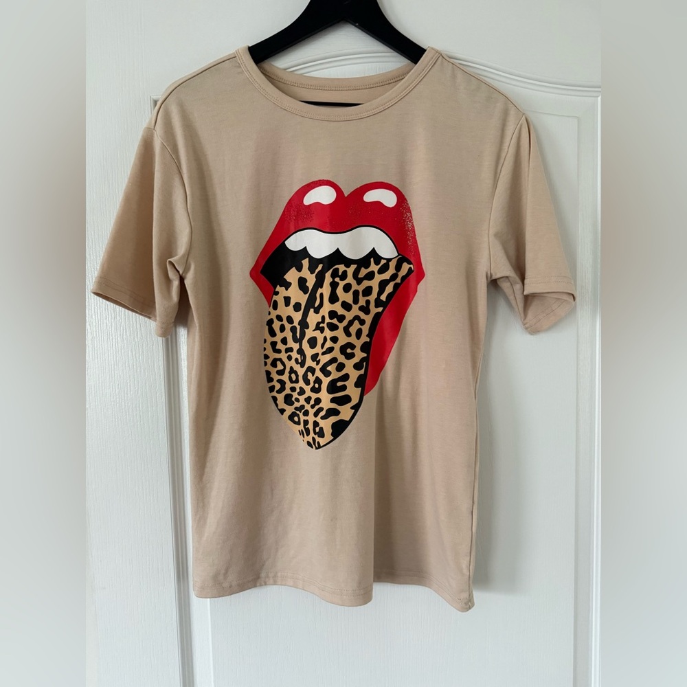 Tan Stretchy Soft Leopard Tongue Graphic Tee - Size Small